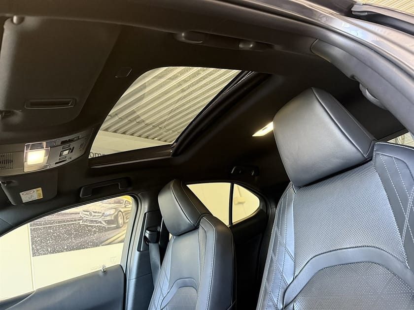 Bild 4 av Lexus UX 300e 204hk Premium Taklucka
