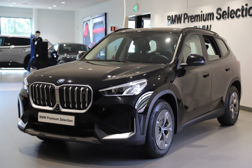 Bild 1 av BMW iX1 xDrive30 xDrive 30e / Sportstolar / Dragkrok / DAP