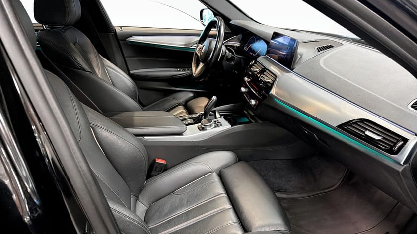 Bild 3 av BMW 530i xDrive Touring M-Sport Drag Pano Värmare Innovation