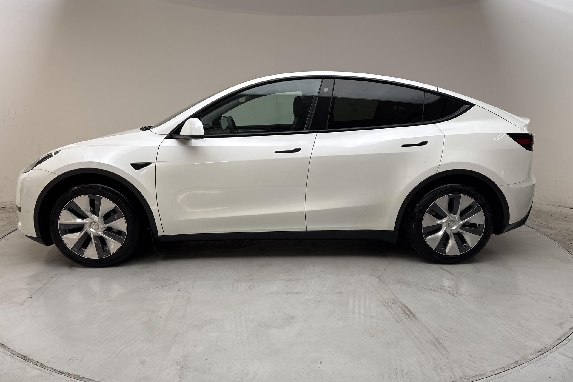 Tesla Model Y Standard Range RWD 2024, bild 2/10