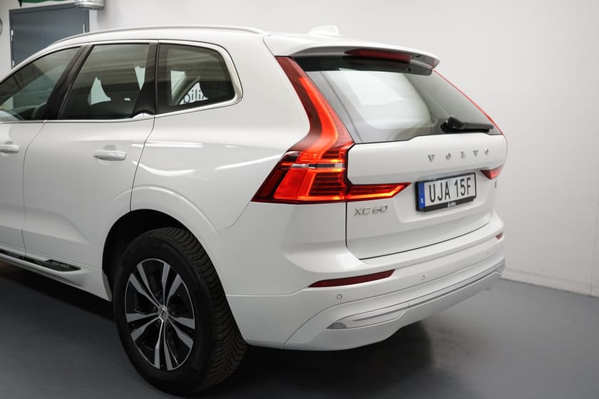 Bild 3 av Volvo XC60 Recharge T6 Core Bright. Navigation, Baklucka elmanövrerad, Dragkrok, Taklucka