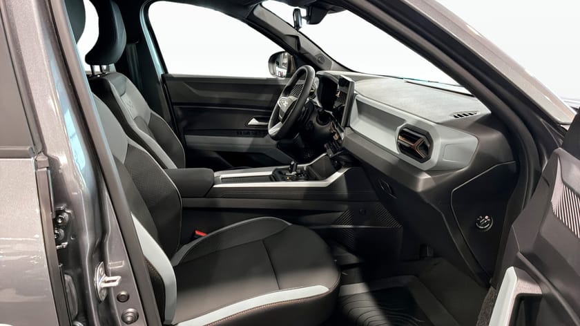 Bild 3 av Dacia Bigster EXTREME HYBRID 150 4X4 DEMO