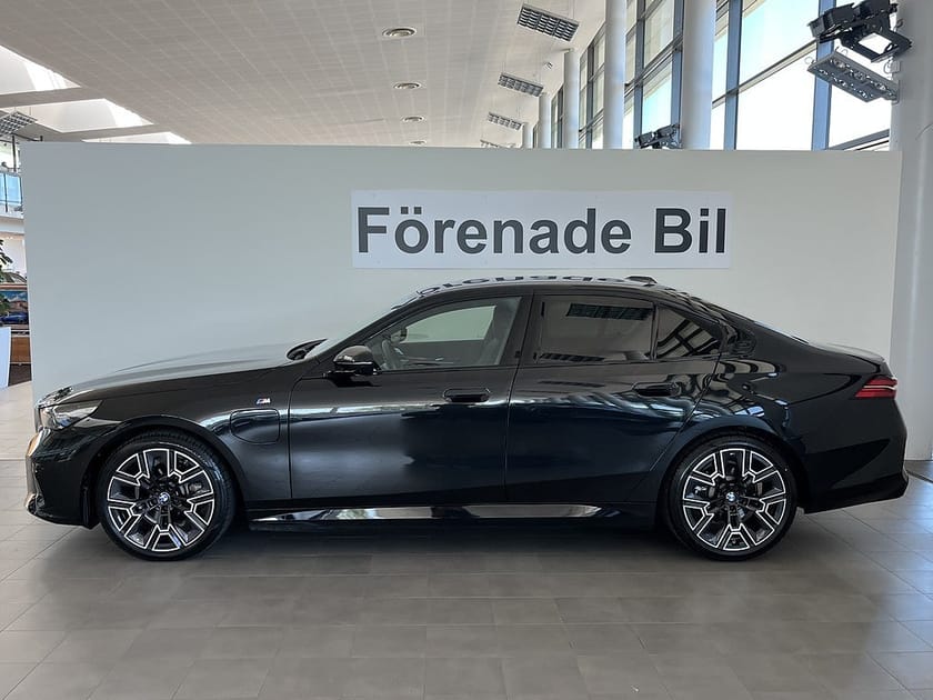 Bild 3 av BMW 530e xDrive Sedan 4,95 ränta M Sport B&W Drag ComfortAccess