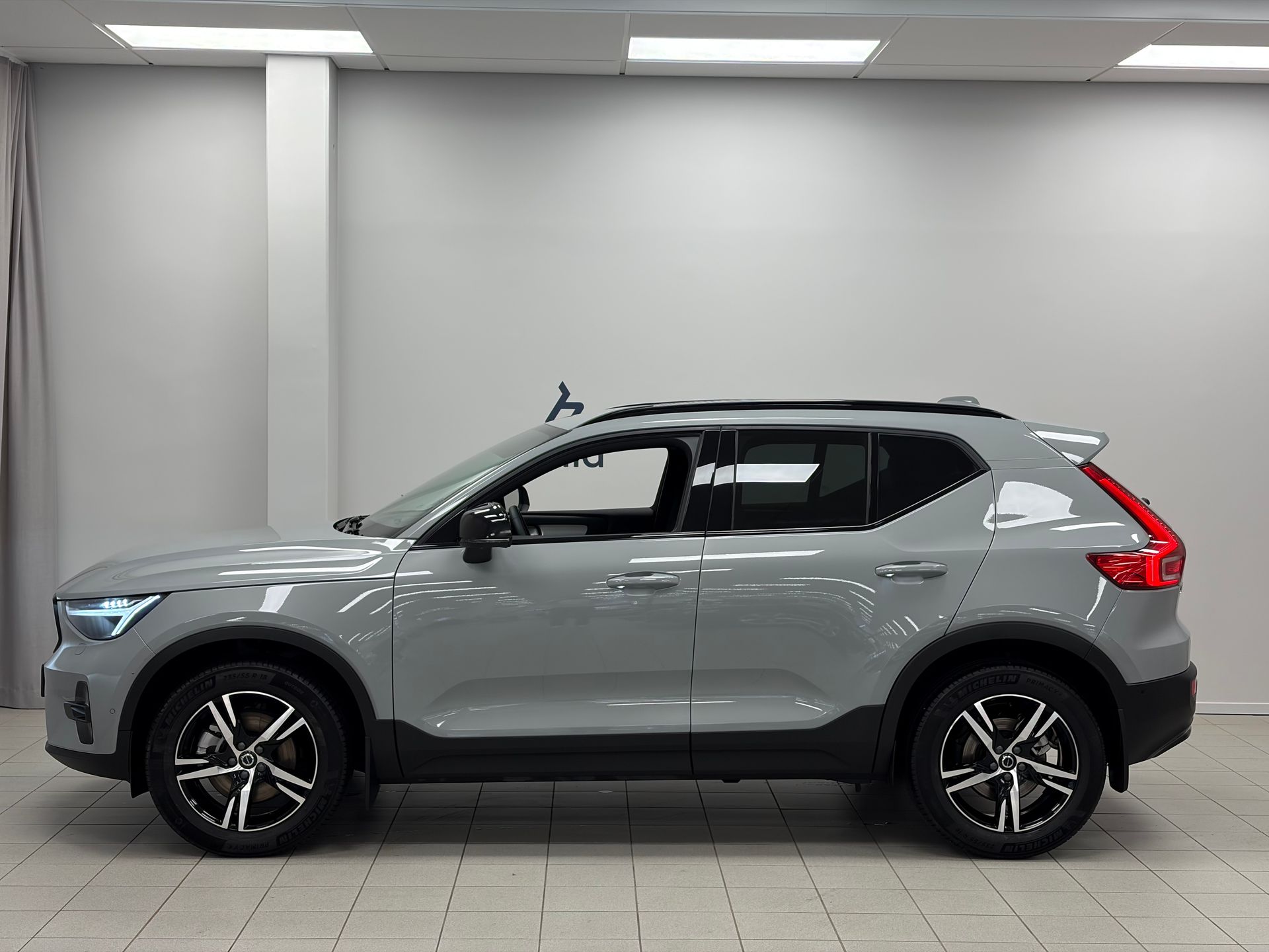 Volvo XC40 B3 FWD Bensin Plus Dark 2025, bild 2/10