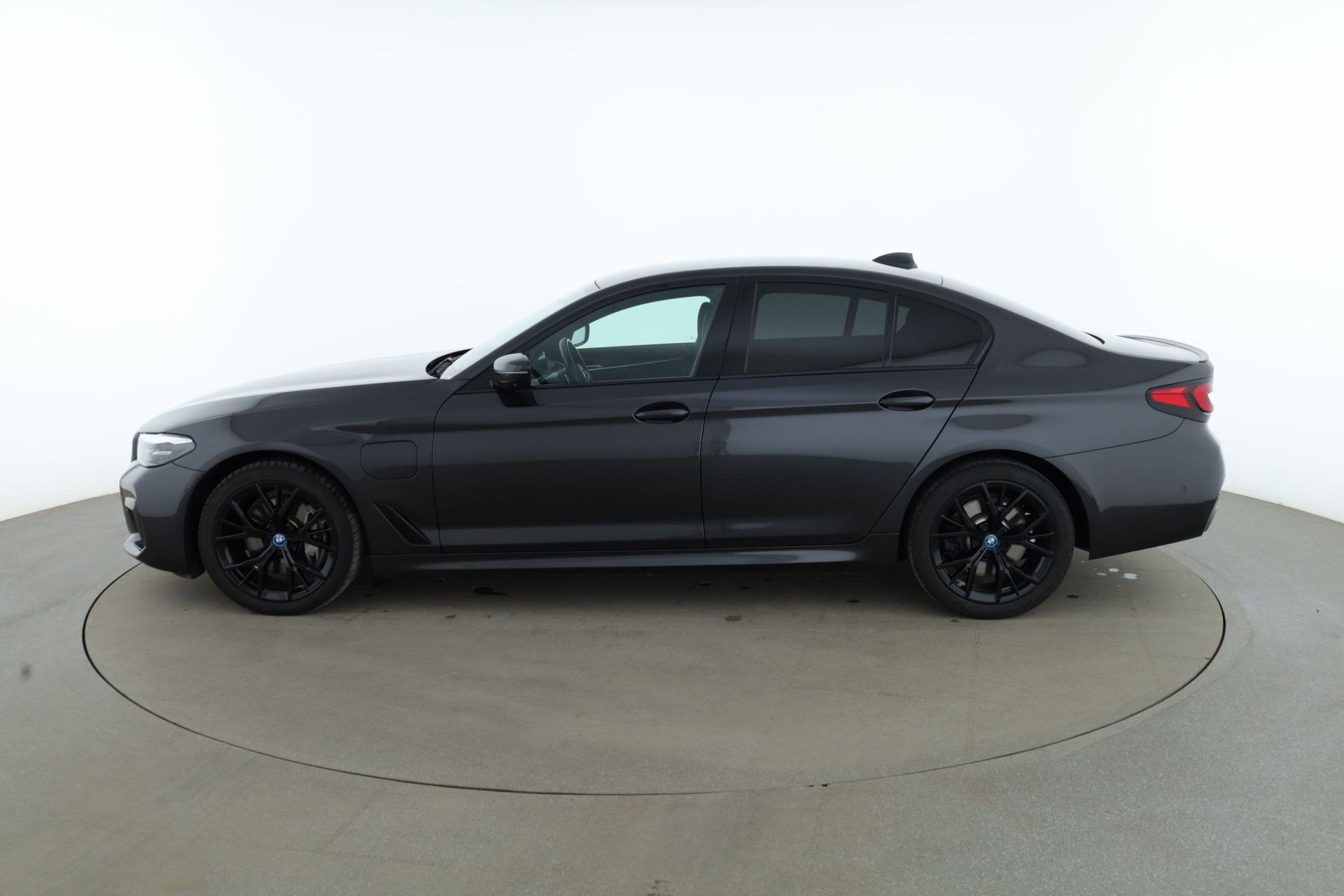 BMW 545 e M Sport / Park assist 2023, bild 2/45