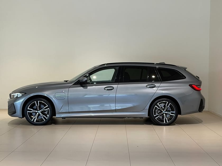 Bild 2 av BMW 330e Touring M-Sport, Drag, Värmare, Navi, Rattvärme