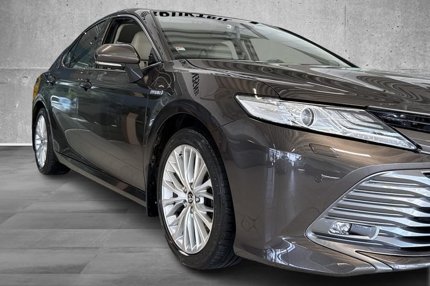 Bilde 2 av Toyota Camry Hybrid Hybrid. 2,5l-218hk. Defa m-varmer, HUD, Skinn, JBL.