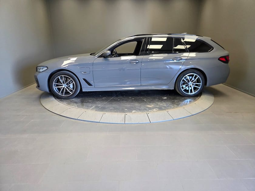 Bild 3 av BMW 530e xDrive Touring M Sportpaket Dragkrok Komfortstol med minne Laserlysen