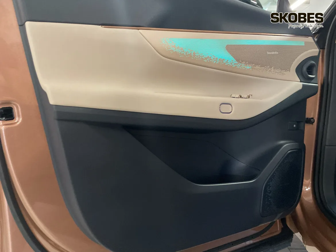 Lynk & Co 08 PHEV