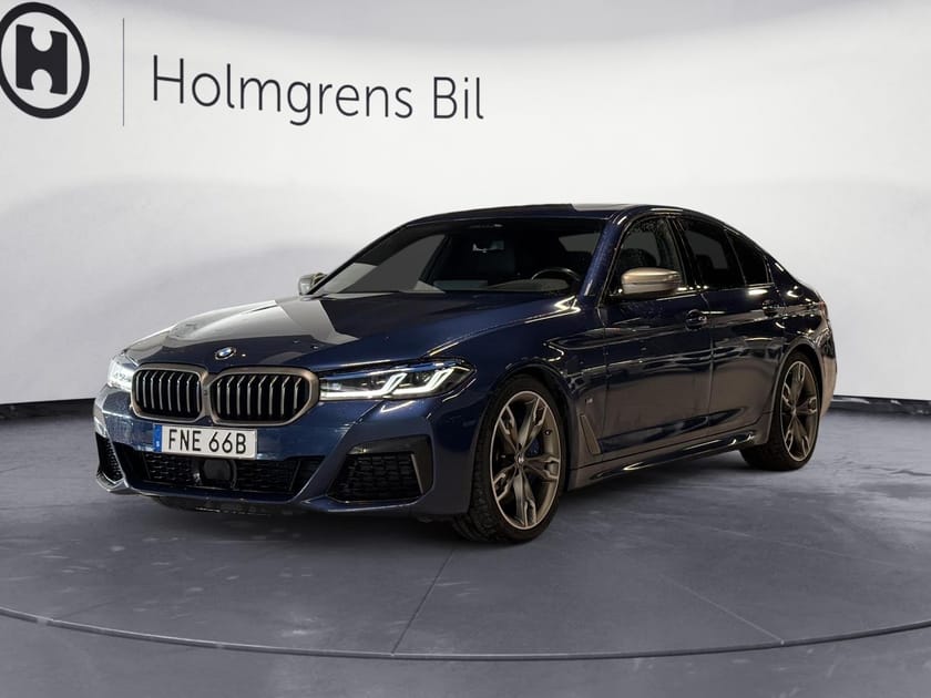 Bild 1 av BMW M550i xDrive Sedan 530hk M Sport Drag Pano HUD H K Massage DAP Värmare Komfortstol 4-Zon Sätesventilation