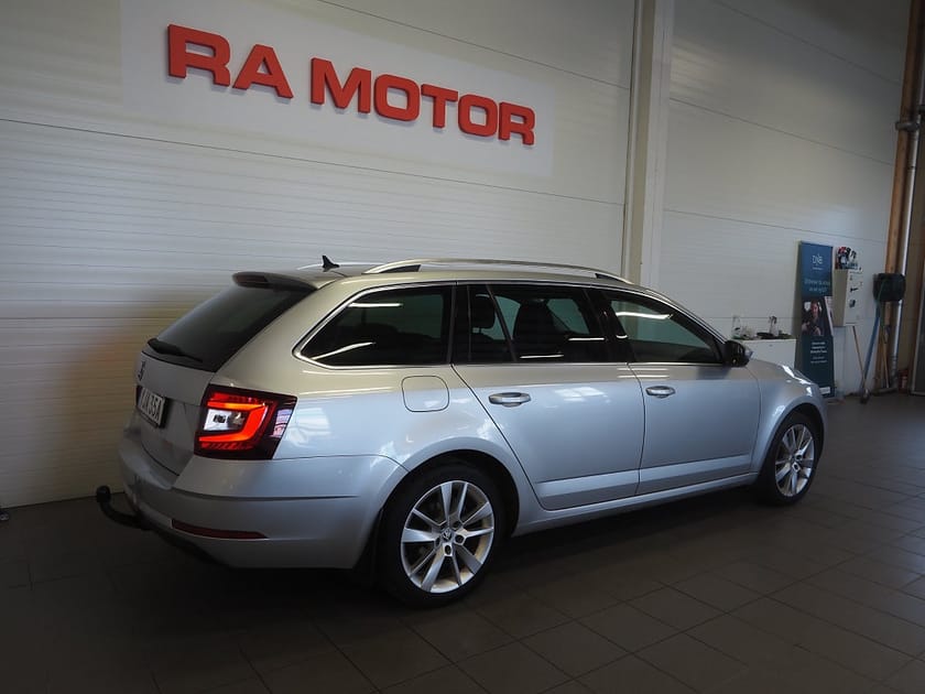 Bild 5 av Škoda Octavia Kombi Skoda 1.0 TSI Style Premium Kamera Drag Canton P-Värm Navi