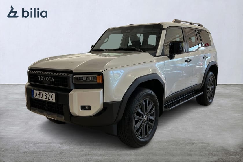 Bild 1 av Toyota Land Cruiser 2,8 Hybrid 48V Executive Pano JBL 360-kamera Skinn