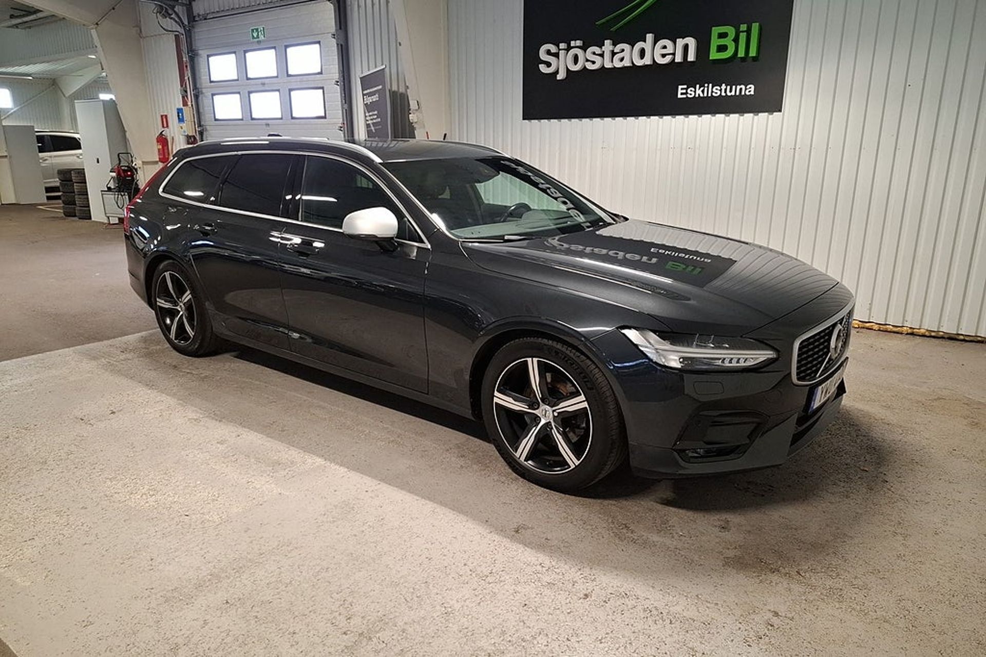 Volvo V90 D4 AWD Geartronic R-Design 2018, bild 3/10