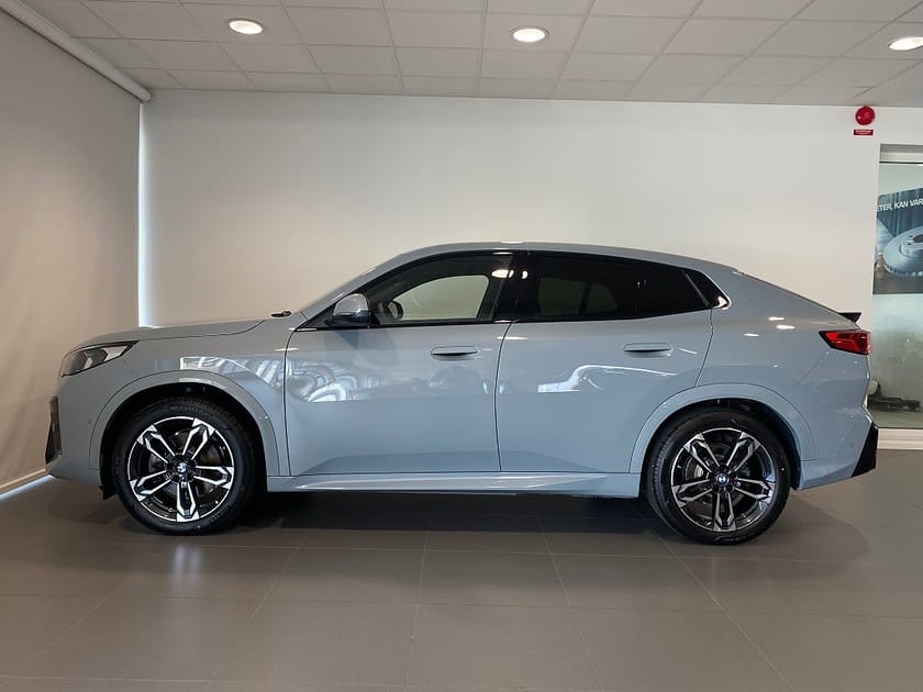 Bild 2 av BMW iX2 xDrive30 M Sport Parkeringsassistans Drag