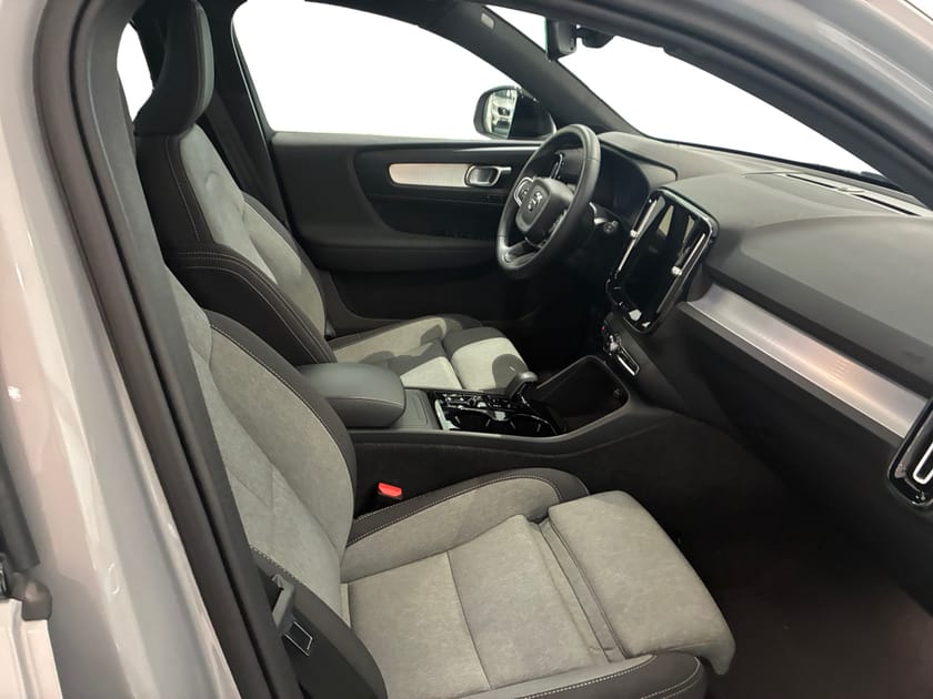 Bild 4 av Volvo XC40 B3 FWD Bensin Plus Dark | 360-kamera | Dragkrok