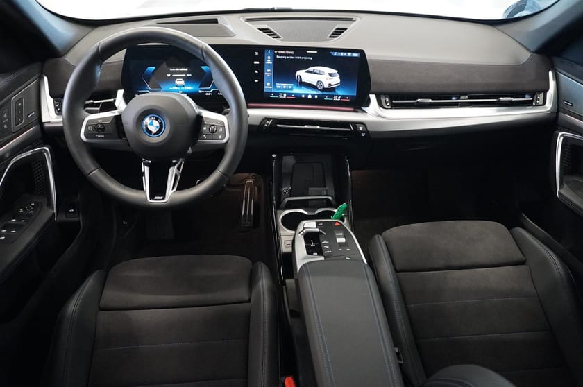Bild 2 av BMW iX1 eDrive20 M-Sport H K Fartpilot HUD Elstolar 360