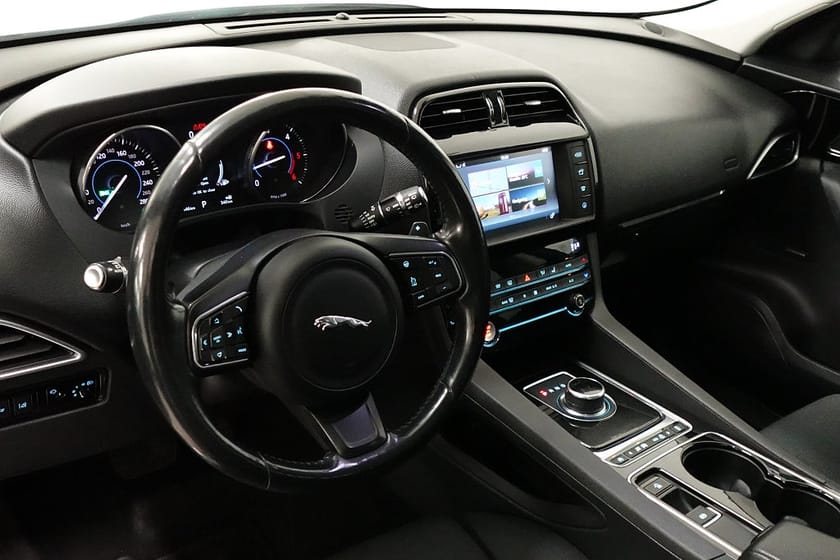 Bild 4 av Jaguar F-Pace 20d AWD Panorama Meridian Kamera Navigator Nyserv