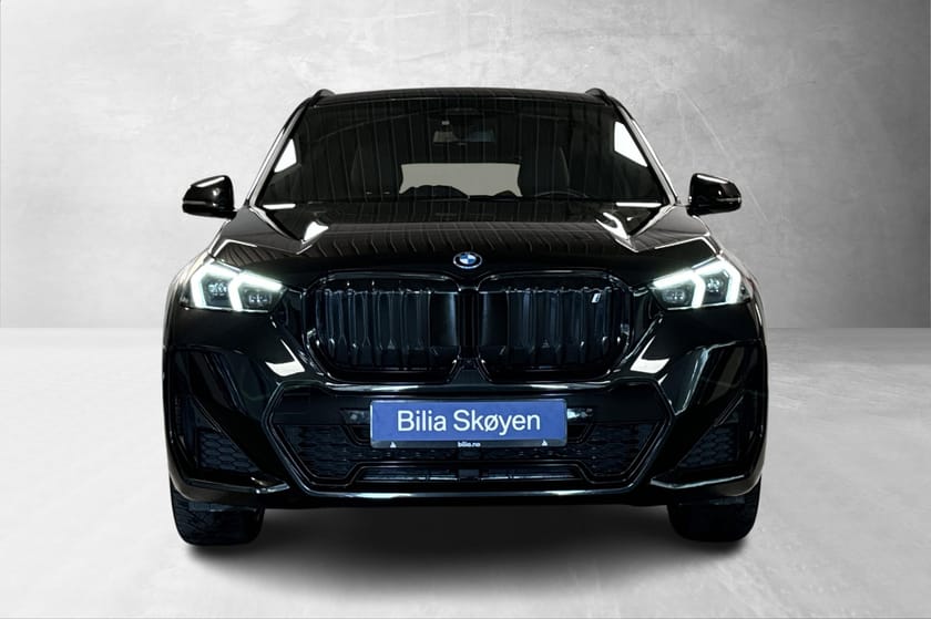 Bilde 2 av BMW iX1 xDrive30 Fully Charged, H/K, ComfAcc, Adp-Cruise, HUD