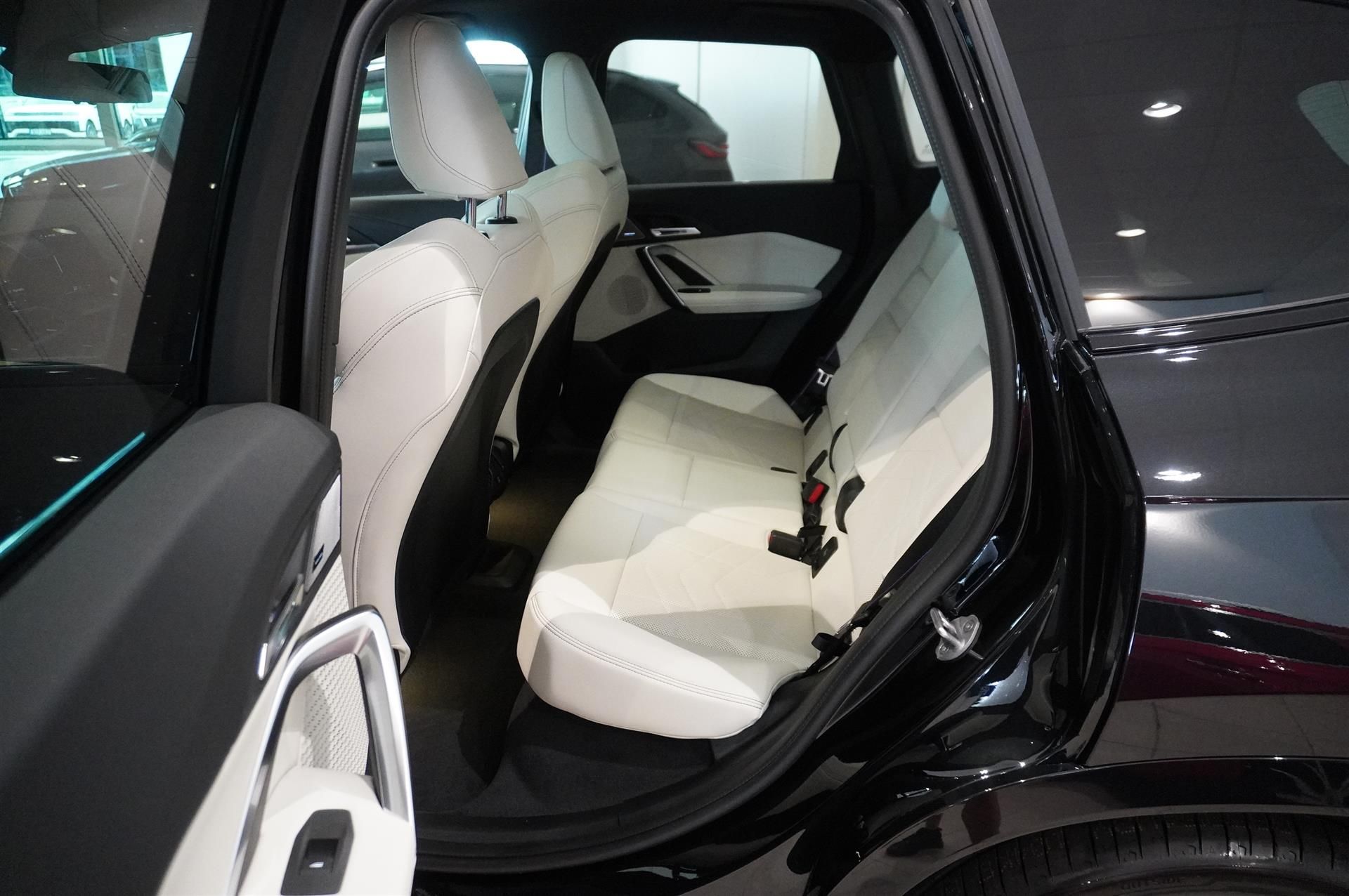 BMW iX1 eDrive20, 204ps, 2027
