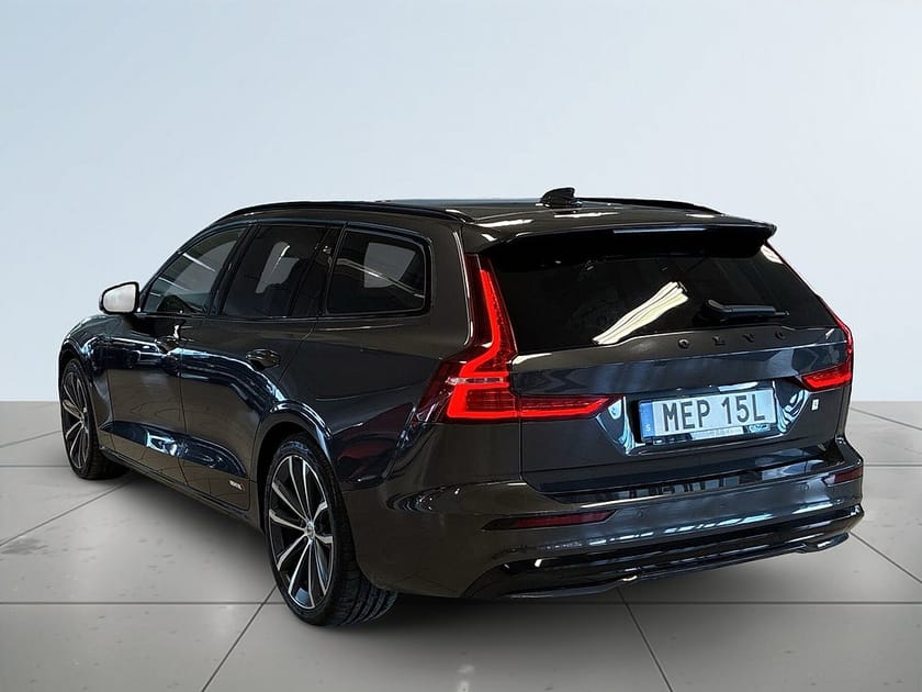 Bild 5 av Volvo V60 PLUG-IN T6 AWD Plus Dark MOMS Drag B-kamera S&V-däck