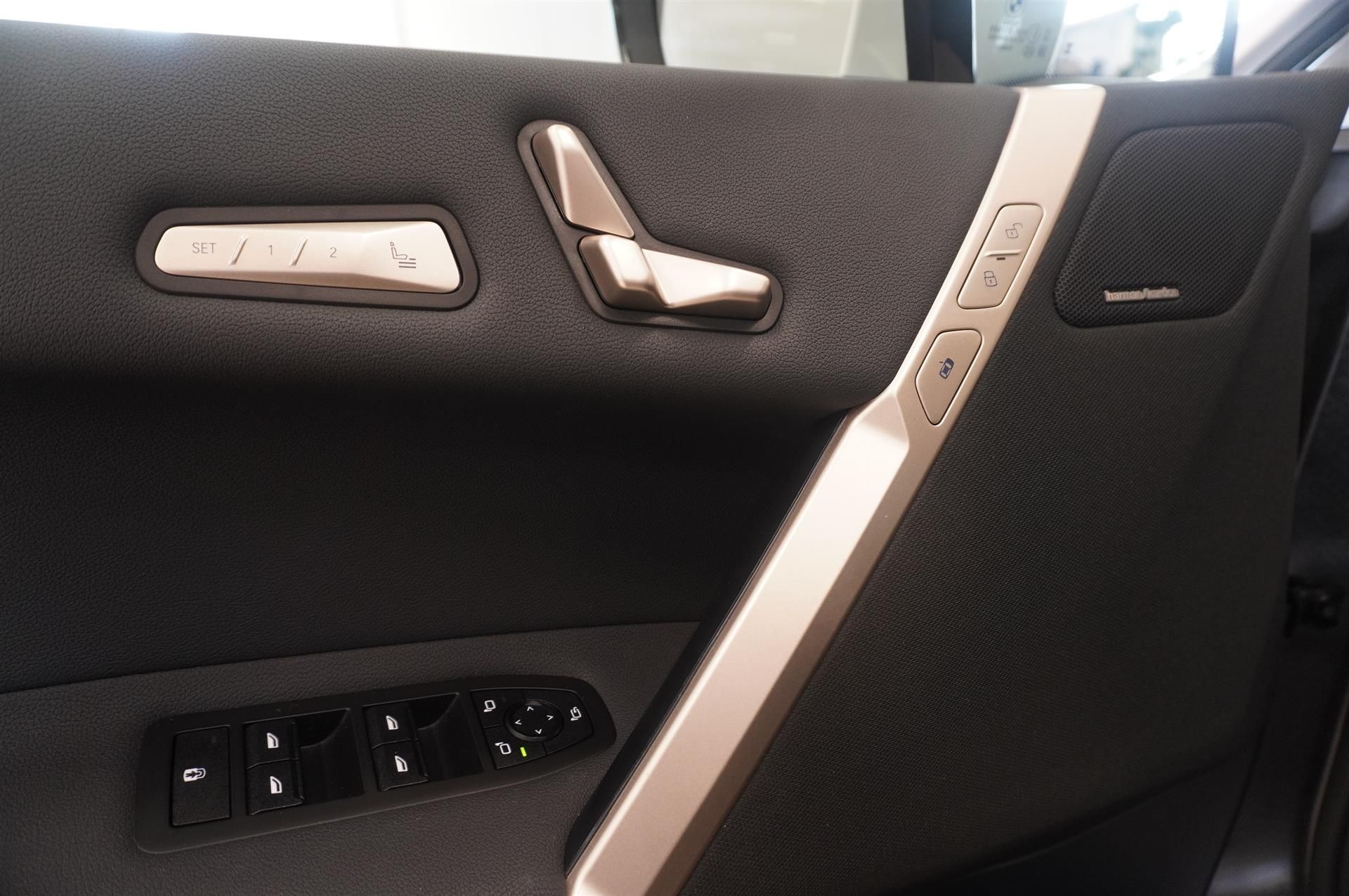 BMW iX xDrive60, 544hp, 2025