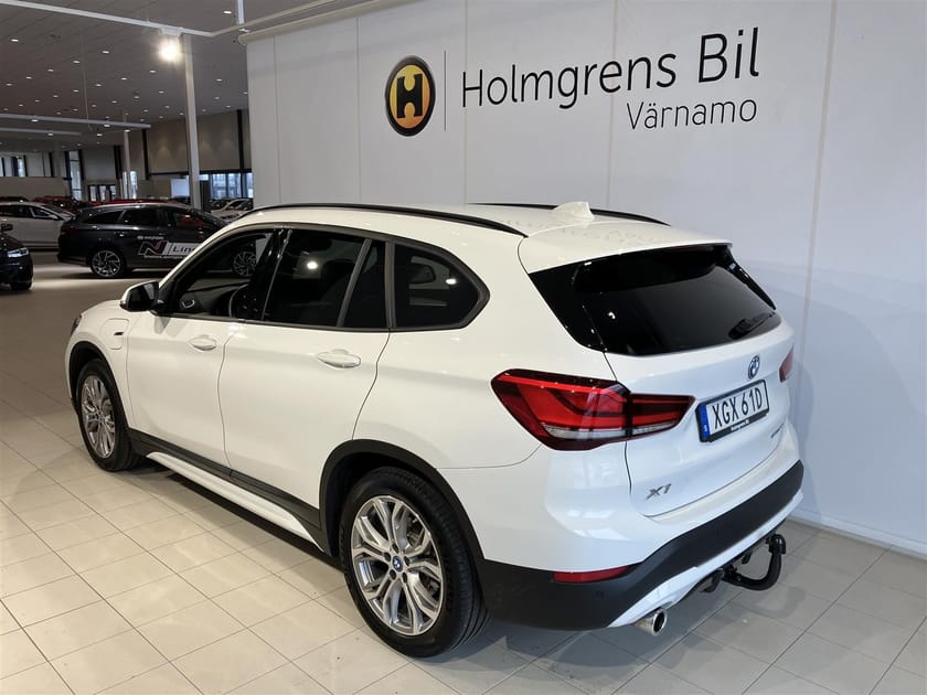 Bild 3 av BMW 120 X1 xDrive25e Sport Line HUD HiFi Drag Navi Park As