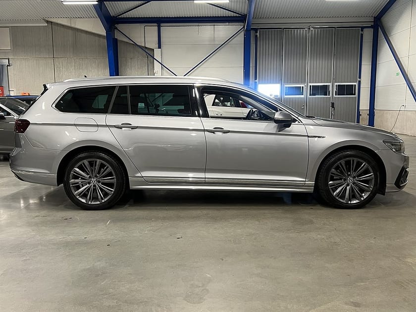 Bild 2 av Volkswagen Passat Sportscombi 2.0 TDI 4Motion DSG 200 HK / R-Line / Värmare / Cock