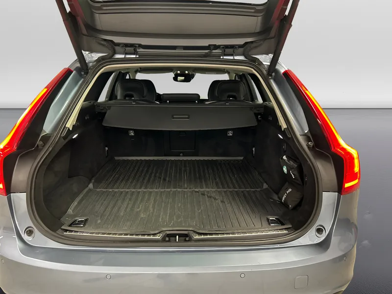 Bild 7 av 7 – Volvo V90 D4 Mom Adv SE II Momentum Advanced