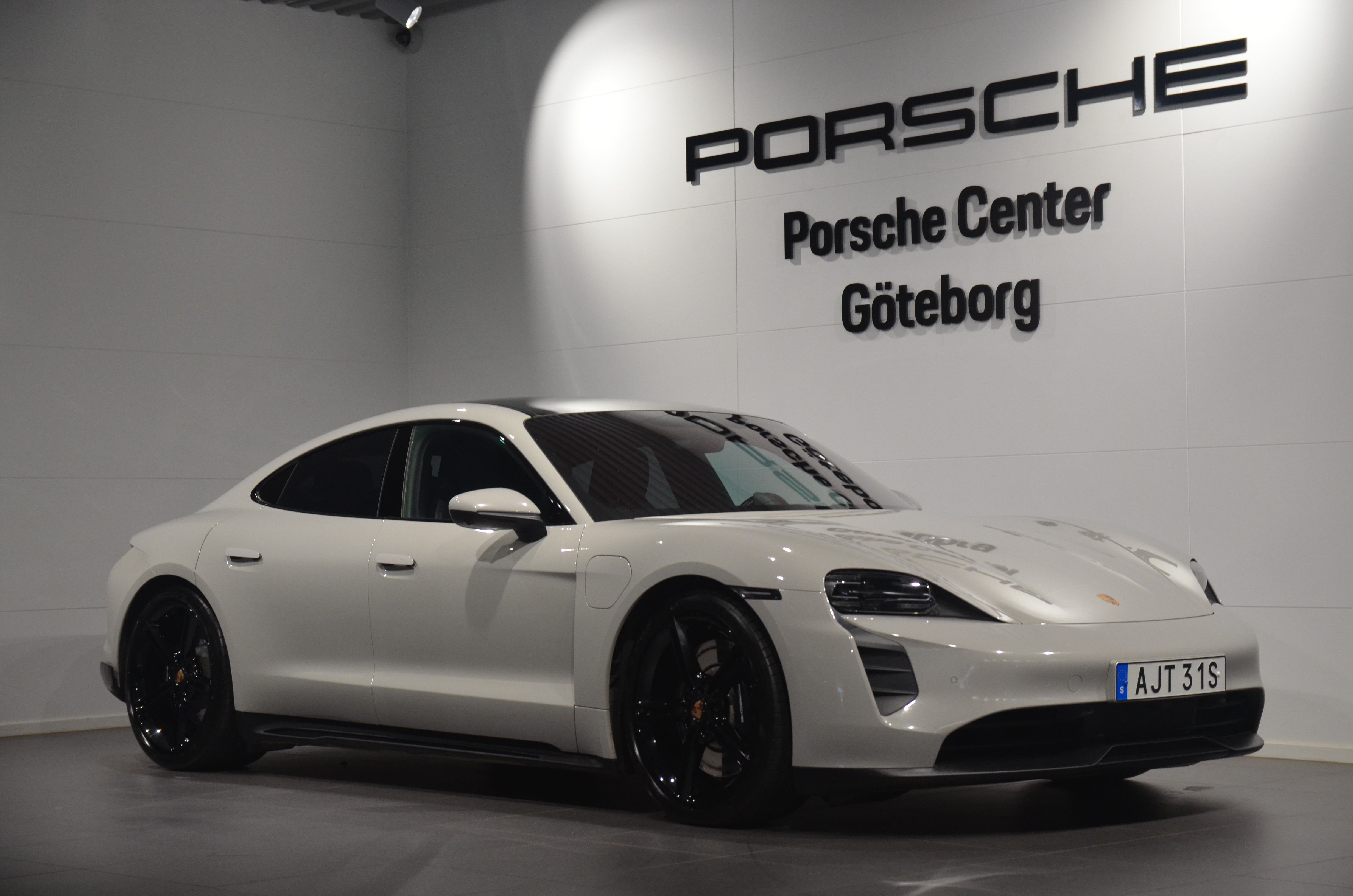 Porsche Taycan 490 hp