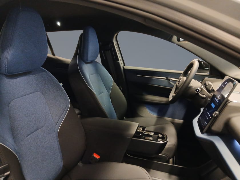 Bild 1 av Volvo EX30 P5 Long Range RWD Plus