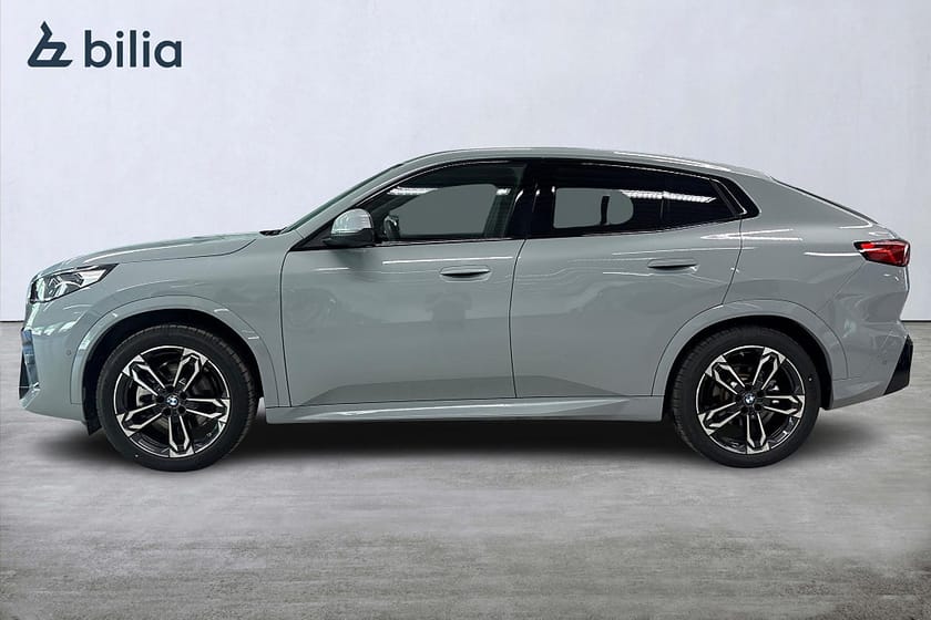 Bild 3 av BMW iX2 xDrive30 xDrive 30 M-Sport | Drag | Aktiv farth. | Tonade rutor