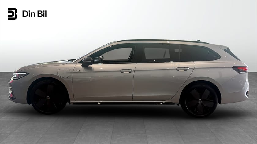 Bild 2 av Volkswagen Passat Variant eHybrid 272 hk DSG R-Line Drag/Panorama/Värmare
