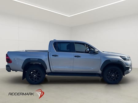 Toyota Hilux Dubbelhytt Invincible 2.8 MHEV 4WD Drag B-Kamera Diff Moms