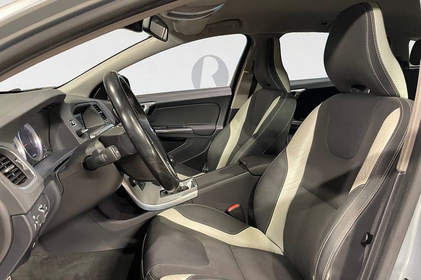 Bild 3 av Volvo V60 T4 180 HK R-DESIGN PDC BLUETOOTH 0.54L/MIL KAMREMBYTT