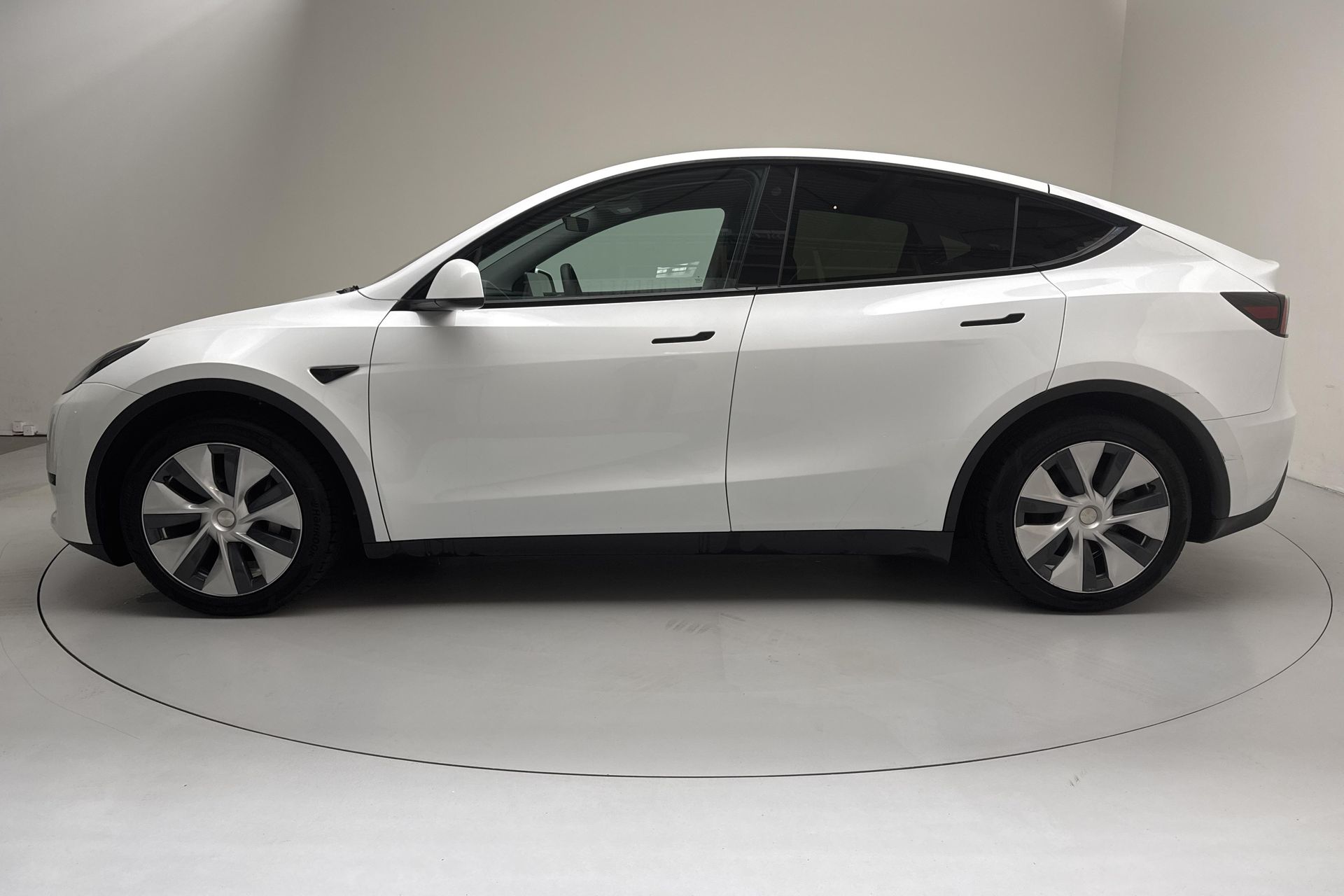 Tesla Model Y Standard Range RWD 2023, photo 2/10