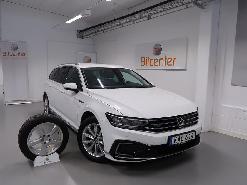 Bild 1 av Volkswagen Passat Sportscombi GTE 1.4 TSI V-Däck ingår Skinn-Drag-Kamera-Värmare-Navi