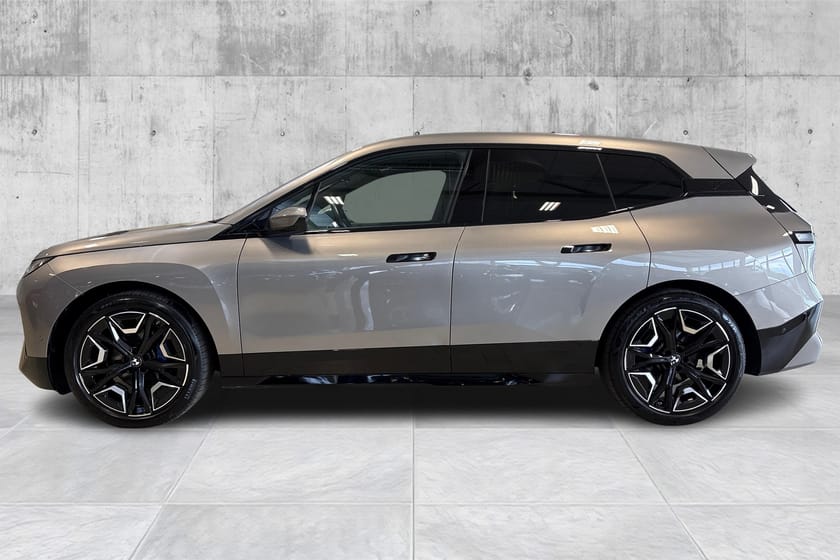 Bilde 2 av BMW iX xDrive50 FullyC H&K/Pano/Laser/360°/Krok/Softclose/22"