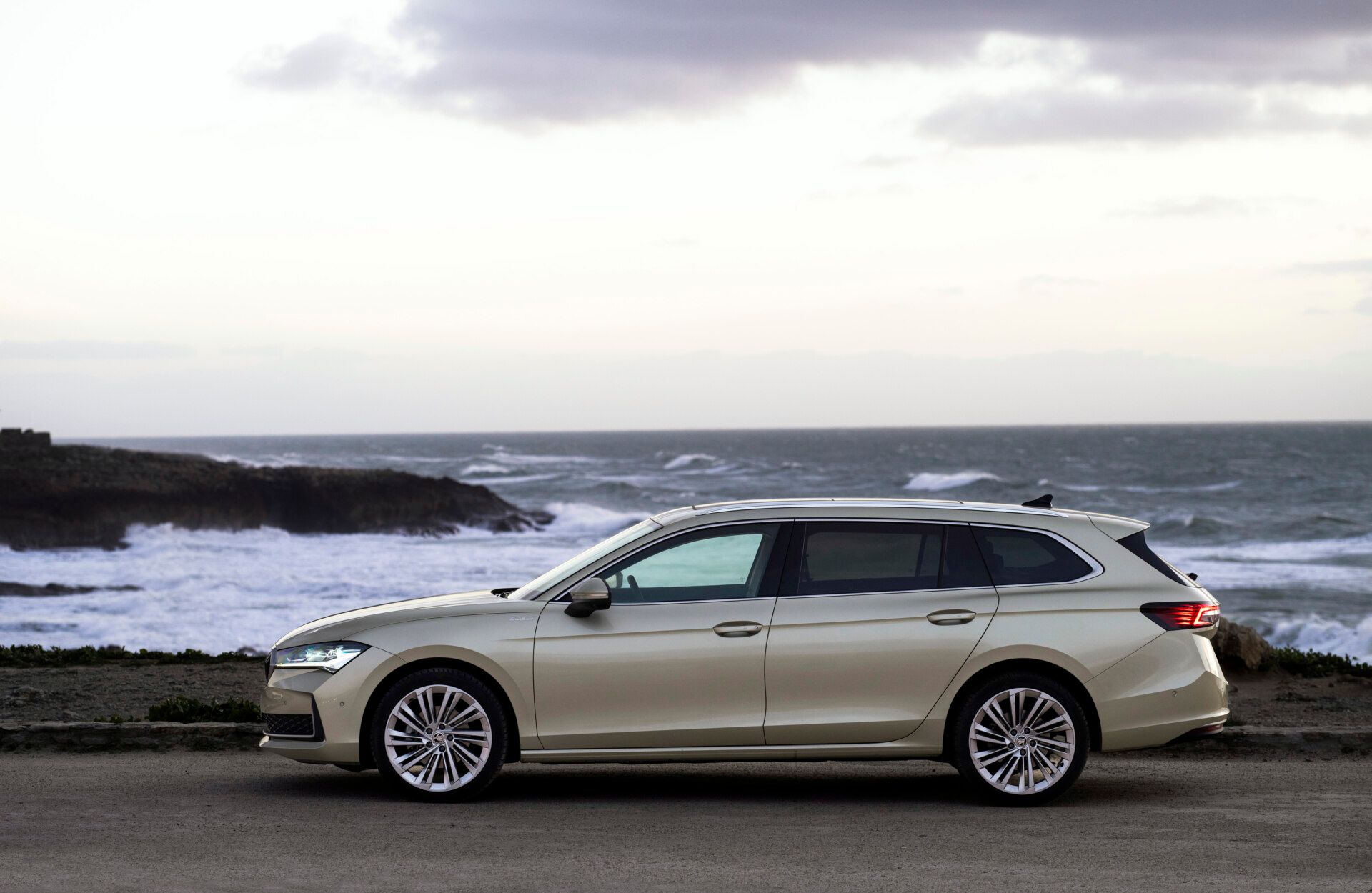 Skoda Superb Selection 1,5 TSI 2026, bild 3/4