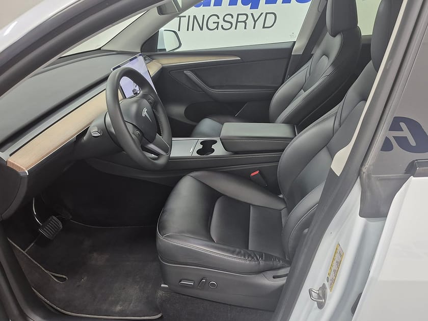 Bild 2 av Tesla Model Y Standard Range RWD 299HK Läder Panorama
