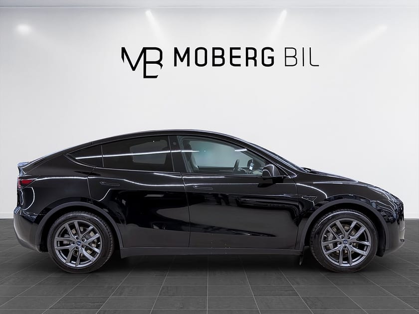 Bild 4 av Tesla Model Y Standard Range RWD 299hk Pano Drag B-Kamera