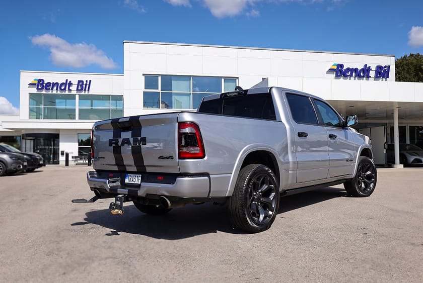 Bild 2 av RAM 1500 Crew Cab 5.7 V8 HEMI / Sportavgassystem/ Limited Night edi.