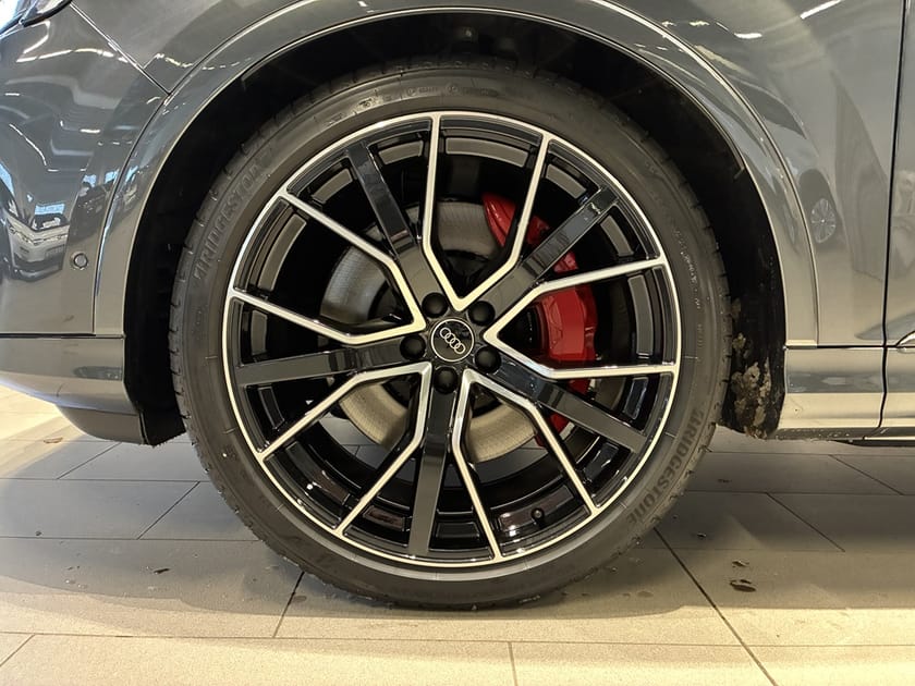 Bild 2 av Audi Q7 60 TFSI e quattro TFSI-e 490 hk V6 ladd-hybrid *Black Carbon Edition