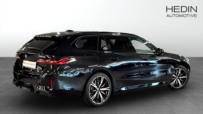 Bild 2 av BMW 550e xDrive Touring M-sport Pro Business Panorama Head-up Drag