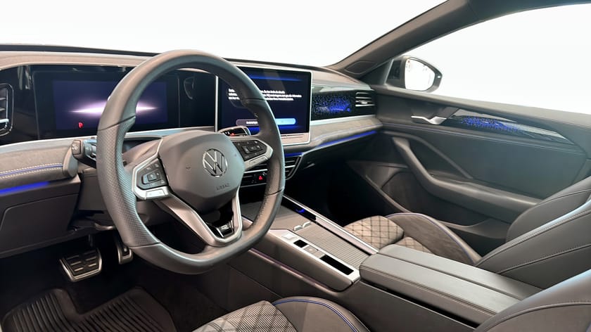Bild 2 av Volkswagen Passat Variant eHybrid Sportscombi R-LINE 272 hk Drag/Värmare/Panoram