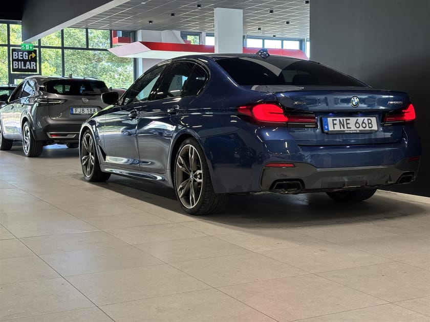 Bild 3 av BMW M550i xDrive Sedan 530hk M Sport Drag Pano HUD H K Massage DAP Värmare Komfortstol 4-Zon Sätesventilation