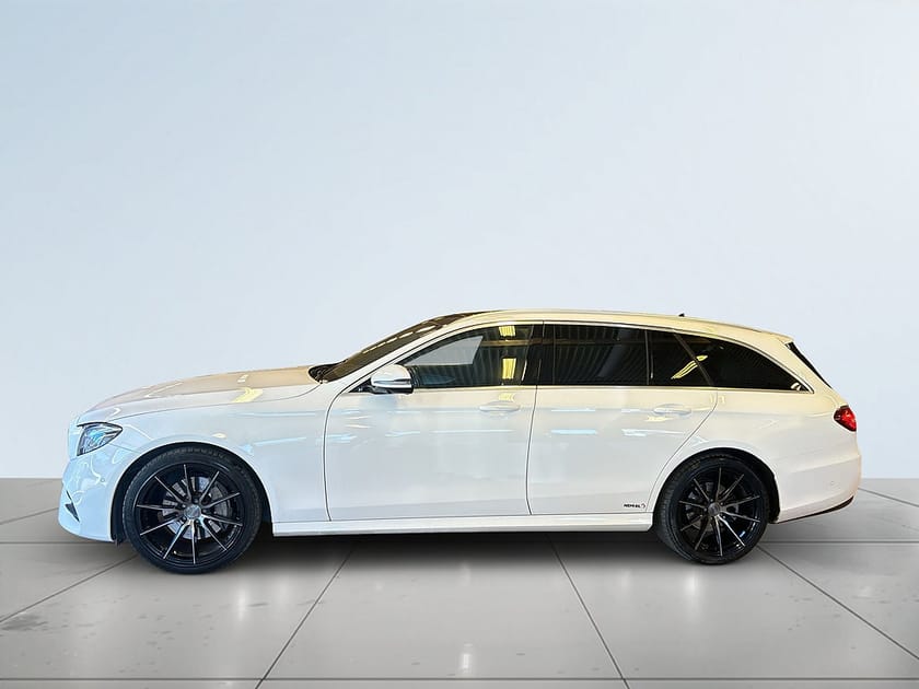 Bild 4 av Mercedes-Benz E 220 T d 4MATIC AMG Line Drag/360/Burmester/MoK/Pano/P-Värm/S&V