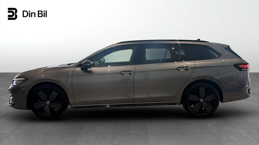 Bild 2 av Volkswagen Passat Variant eHybrid R-LINE 272 hk Drag/Värmare/Panoram