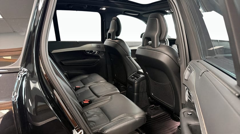 Bild 5 av Volvo XC90 7 Säten Recharge T8 R-Design PRO Edition, 7-Sits, B/W, Luftfjädring 22''