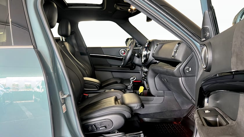 Bild 3 av MINI Countryman Cooper SE ALL4 F60 Maximize Panoramatak Skinn