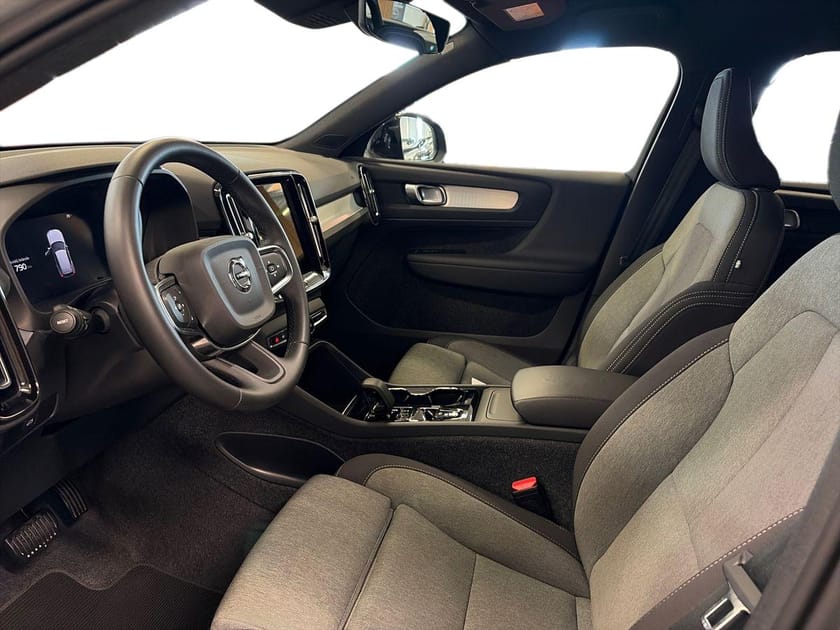 Bild 4 av Volvo XC40 B3 FWD Bensin Plus Dark, Klimatpaket, Förarstödpaket, Parkeringskamera Bak, Baklucka Elmanövrerad, Dragkrok